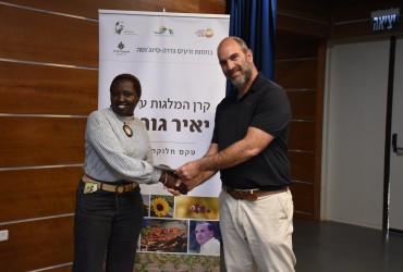 Prof. Naftali Lizarowitz awards a scholarship to Sharon Chemweno