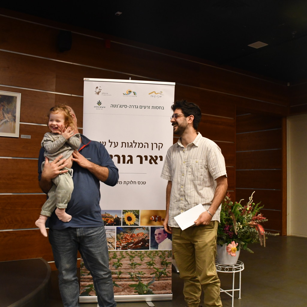 אורי גוראון מעניק מלגה לאמיר רונן