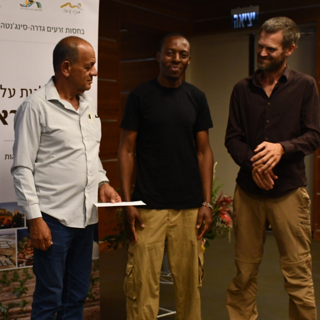 רפי דיין מעניק מלגה לג'וספאת אונגסו